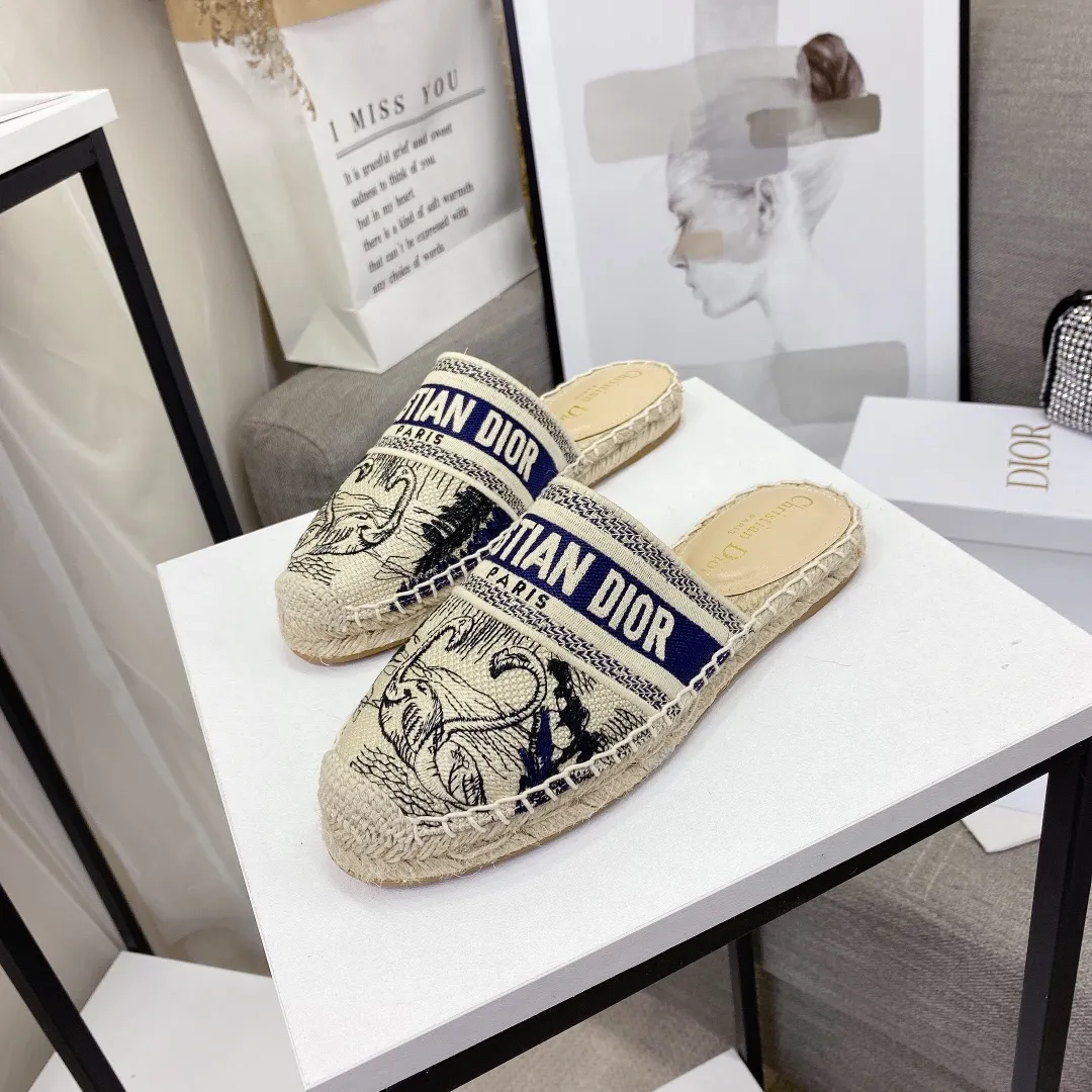 👟👟Ex-factory price 400👟👟 If the top version (original embroidery is done one to one) is cheaper, please avoid Dior | Dior ²⁰²¹𝐬𝐬🧡💚2021 early spring new products top version ⚠️The counter features the latest fisherman shoe series, hard goods are new🆕❥purchase level! Full of high-end feel! A popular model among bloggers at home and abroad, it’s retro and fashionable and looks amazing on your feet! Mainly recommended model on the official website ★━━━━━ ЅᏇєєt ━━━━━▪️ Upper: Original copy of pure cotton thread ➕ Three-dimensional electric embroidery ▪️ Lining: Imported water-dyed sheepskin lining ▪️ Outsole: Original handmade hemp rope combination wear-resistant rubber outsole ▪️ Shoe size: 35-39 (40 is custom-made and cannot be returned or exchanged) ▪️